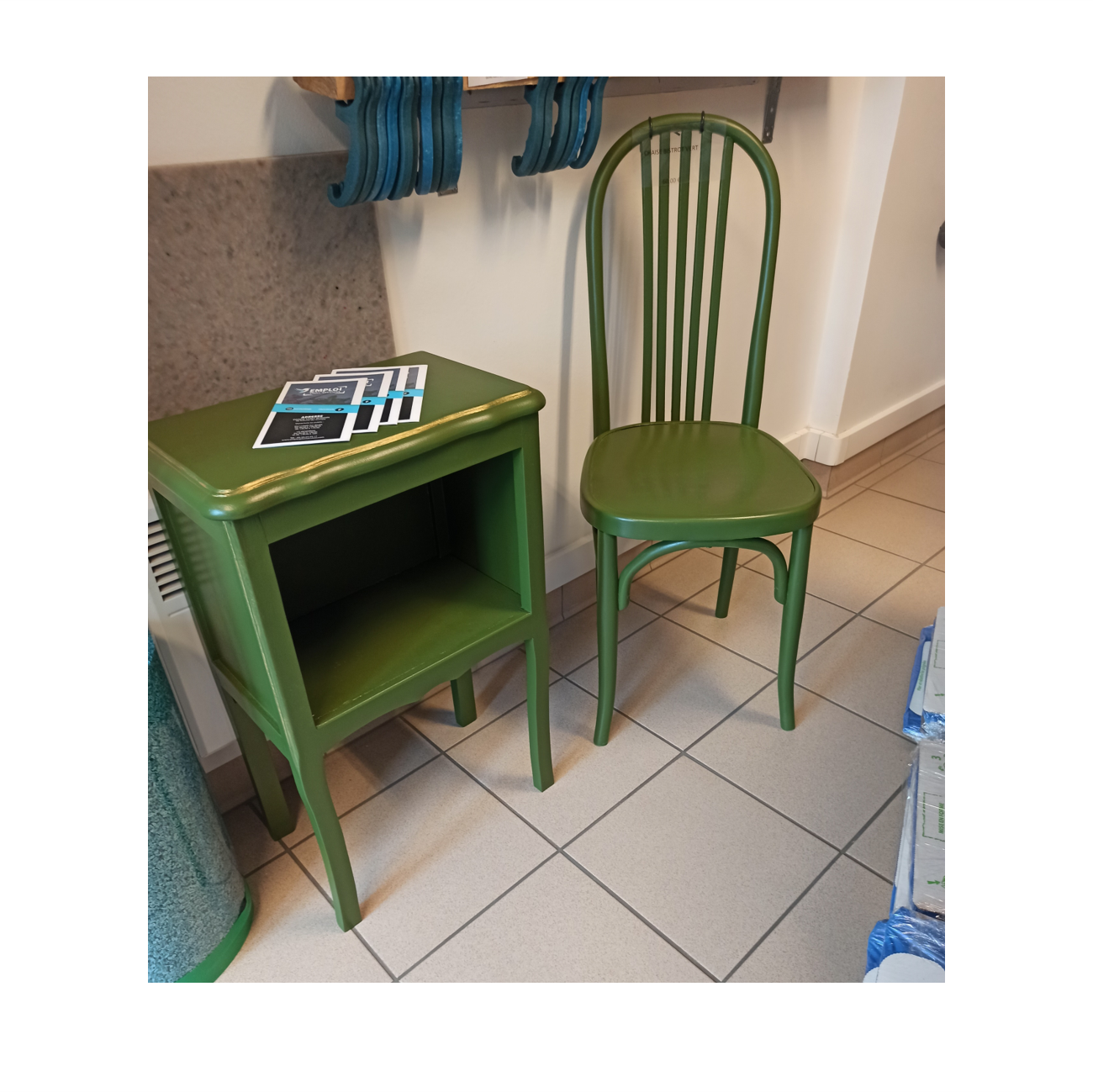 Chaise de bistrot et chevet